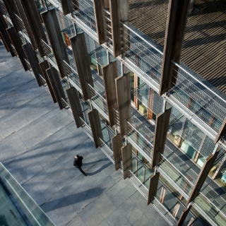 Detal elewacji z drewnianymi żaluzjami