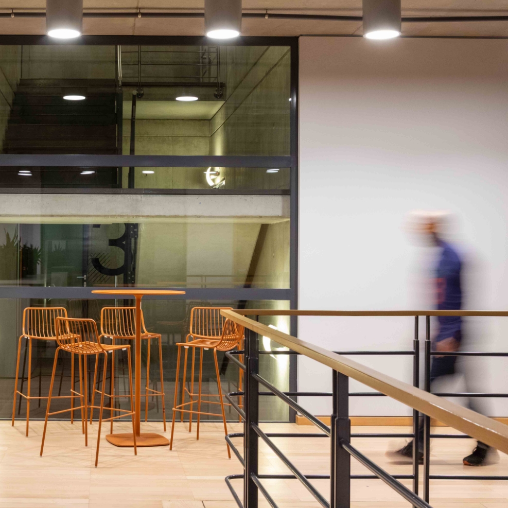 Otwarte, jasne atrium sprzyjające spotkaniom